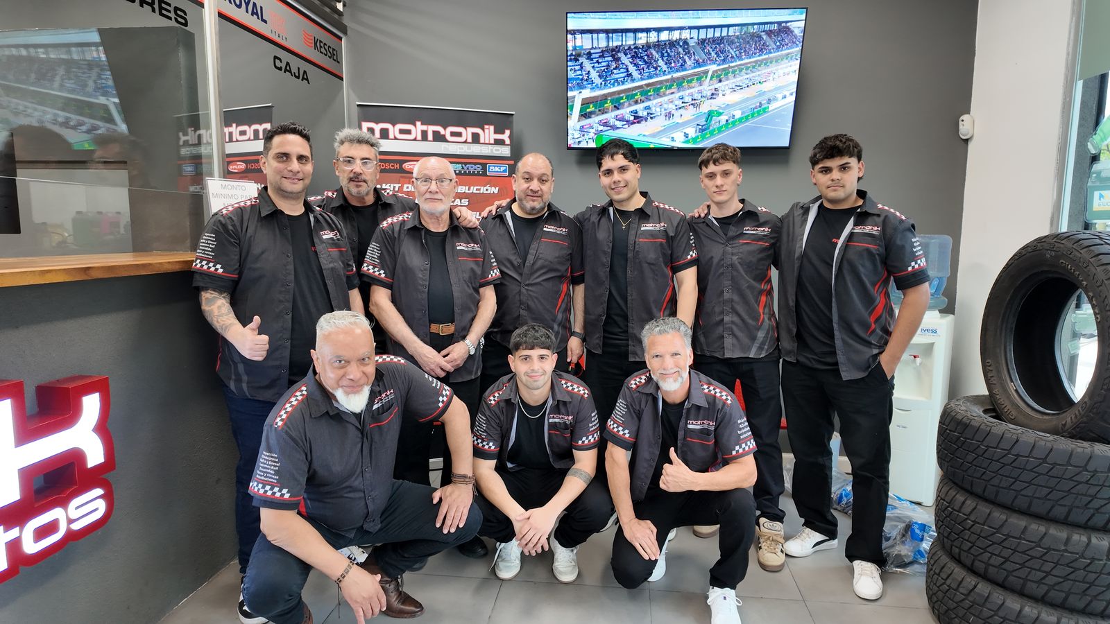 Equipo de Casa Central frente al mostrador de Motronik