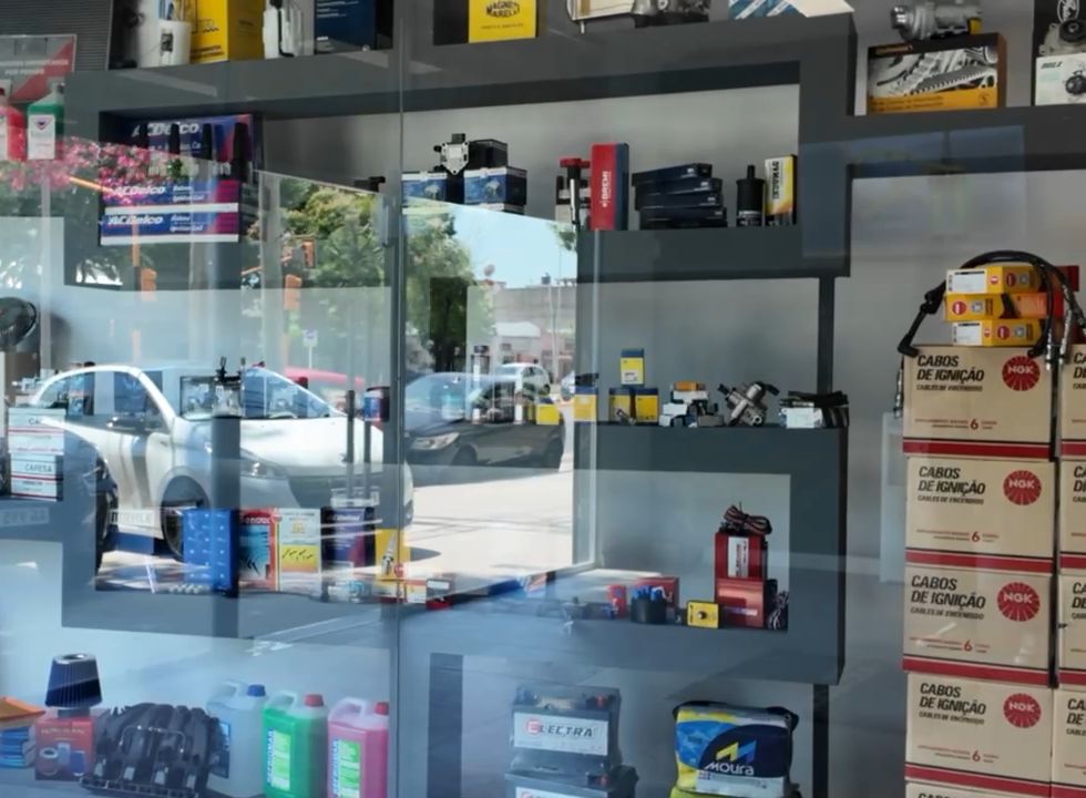 Exhibidor de repuestos en el local de Villa Domínico