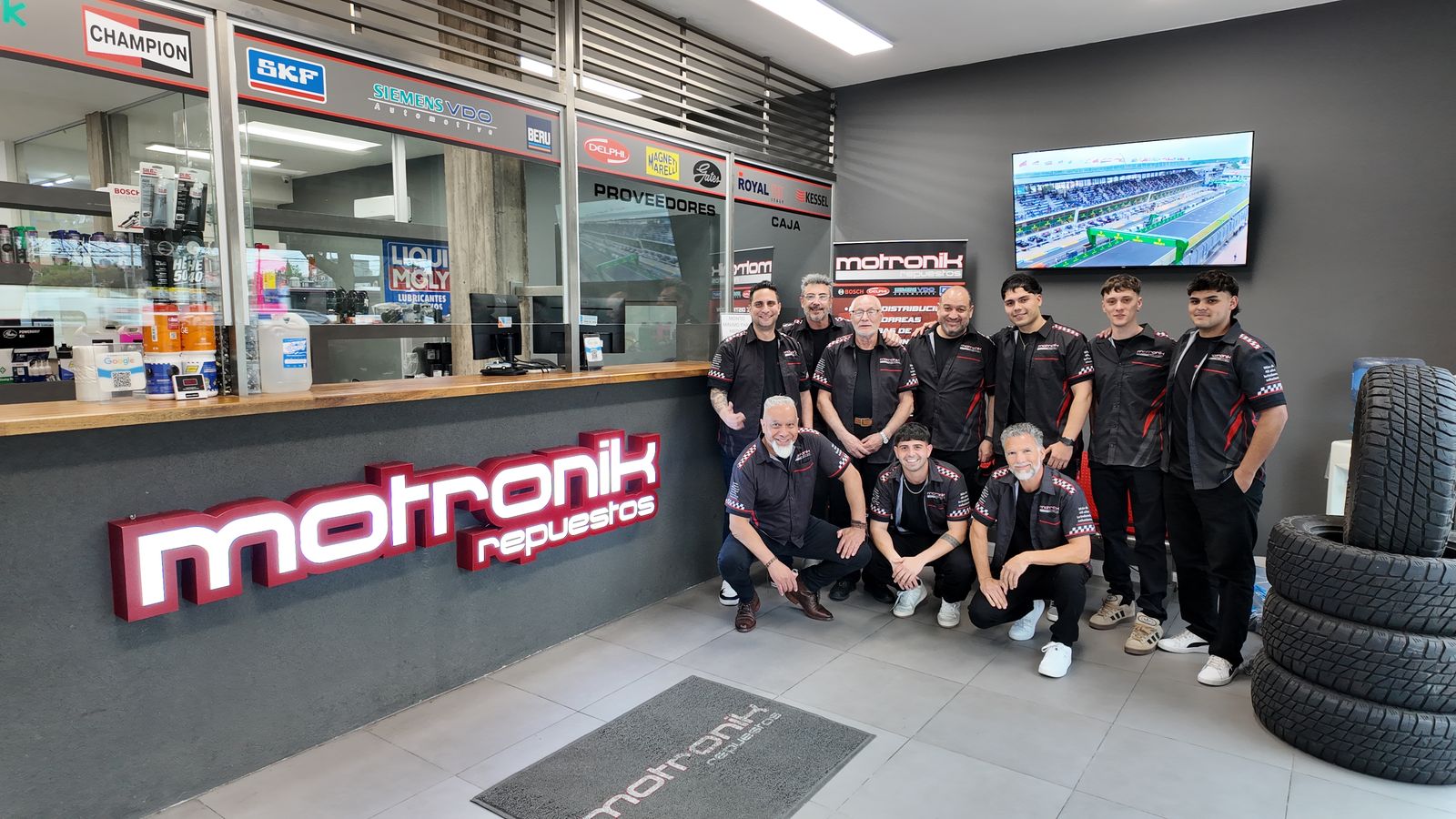 El equipo en el mostrador